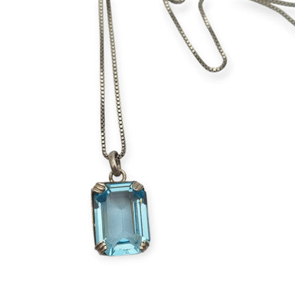 Collar art deco de plata 925 con colgante de piedra azul facetada rectangular, Circa 1980-90
