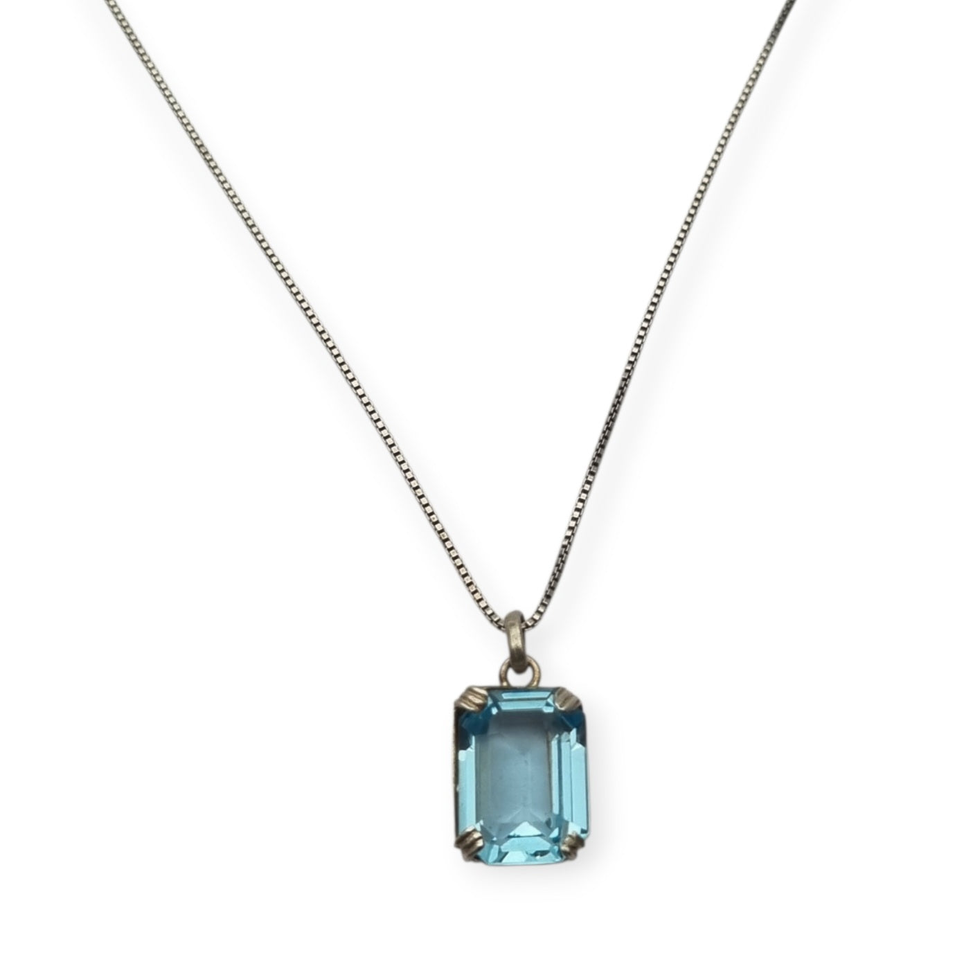 Collar art deco de plata 925 con colgante de piedra azul facetada rectangular, Circa 1980-90