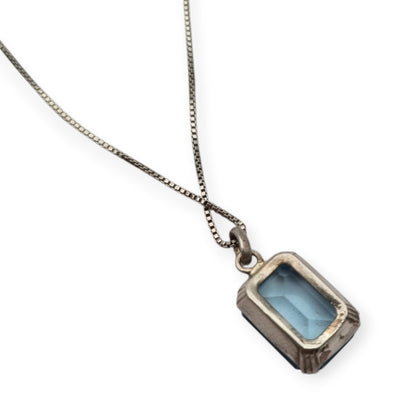 Collar art deco de plata 925 con colgante de piedra azul facetada rectangular, Circa 1980-90