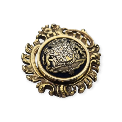 Broche heráldico sueco de plata dorada y esmalte azul, Gran Escudo Real de Suecia, 1973