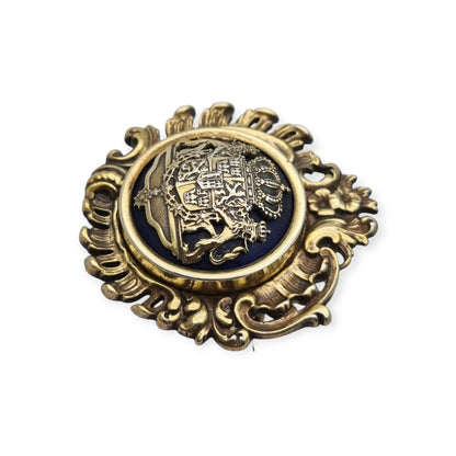 Broche heráldico sueco de plata dorada y esmalte azul, Gran Escudo Real de Suecia, 1973