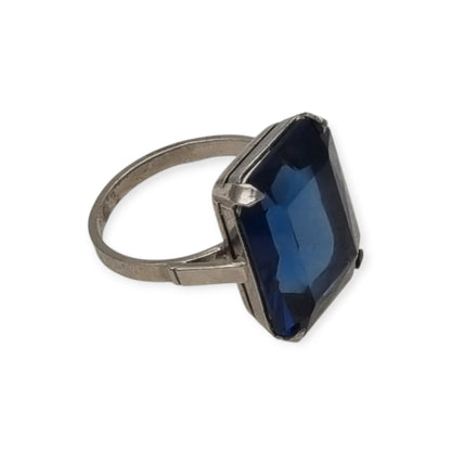 Late Art Deco French silver ring with rectangular faceted blue stone, 1950s