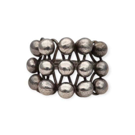 Anillo étnico artesanal con diseño boho de esferas, siglo XX, estructura geométrica