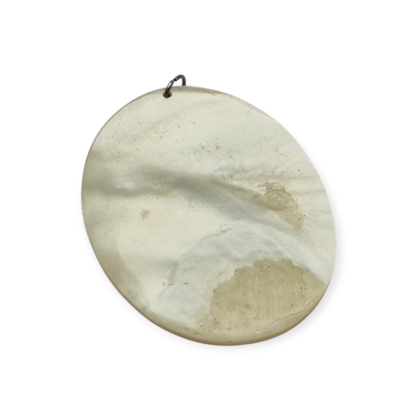 Colgante de nácar tallado contemporáneo siglo XX, perfil femenino en relieve