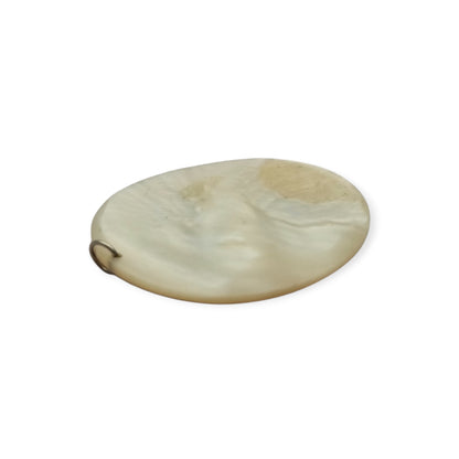 Colgante de nácar tallado contemporáneo siglo XX, perfil femenino en relieve