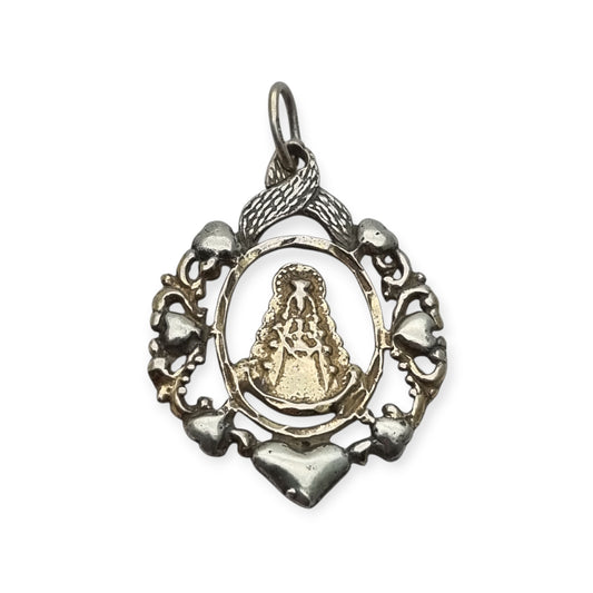 Colgante religioso de la Virgen del Rocío en plata de ley, diseño calado con corazones