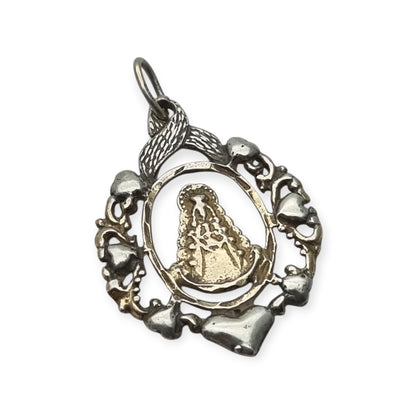Colgante religioso de la Virgen del Rocío en plata de ley, diseño calado con corazones