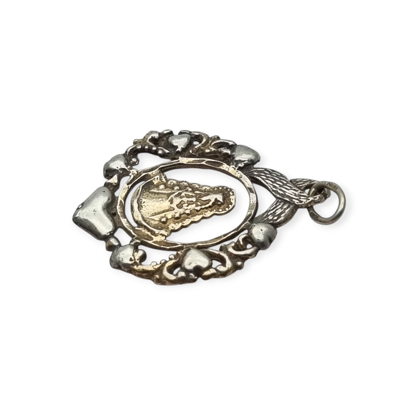 Colgante religioso de la Virgen del Rocío en plata de ley, diseño calado con corazones