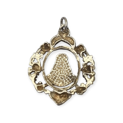 Colgante religioso de la Virgen del Rocío en plata de ley, diseño calado con corazones
