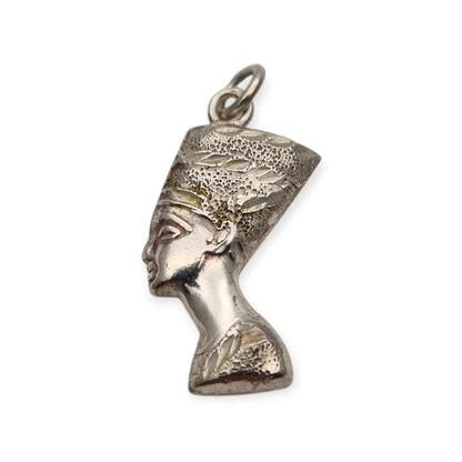 Colgante vintage de Nefertiti en plata, inspiración egipcia, siglo XX