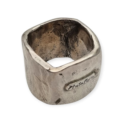 Anillo brutalista de plata Plata Purabanda ancha de diseño escultórico y orgánico, siglo XX