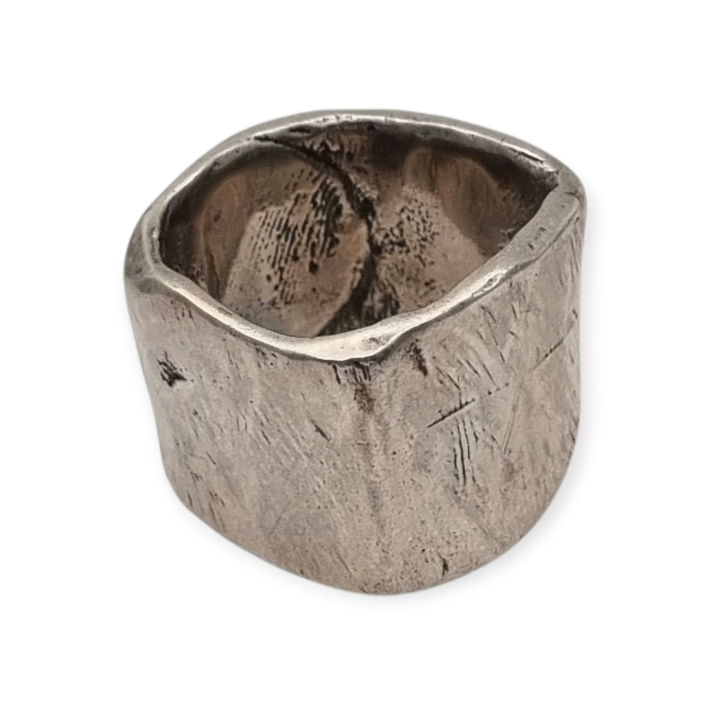 Anillo brutalista de plata Plata Purabanda ancha de diseño escultórico y orgánico, siglo XX
