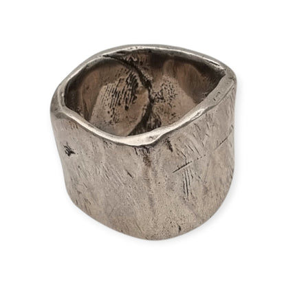 Anillo brutalista de plata Plata Purabanda ancha de diseño escultórico y orgánico, siglo XX