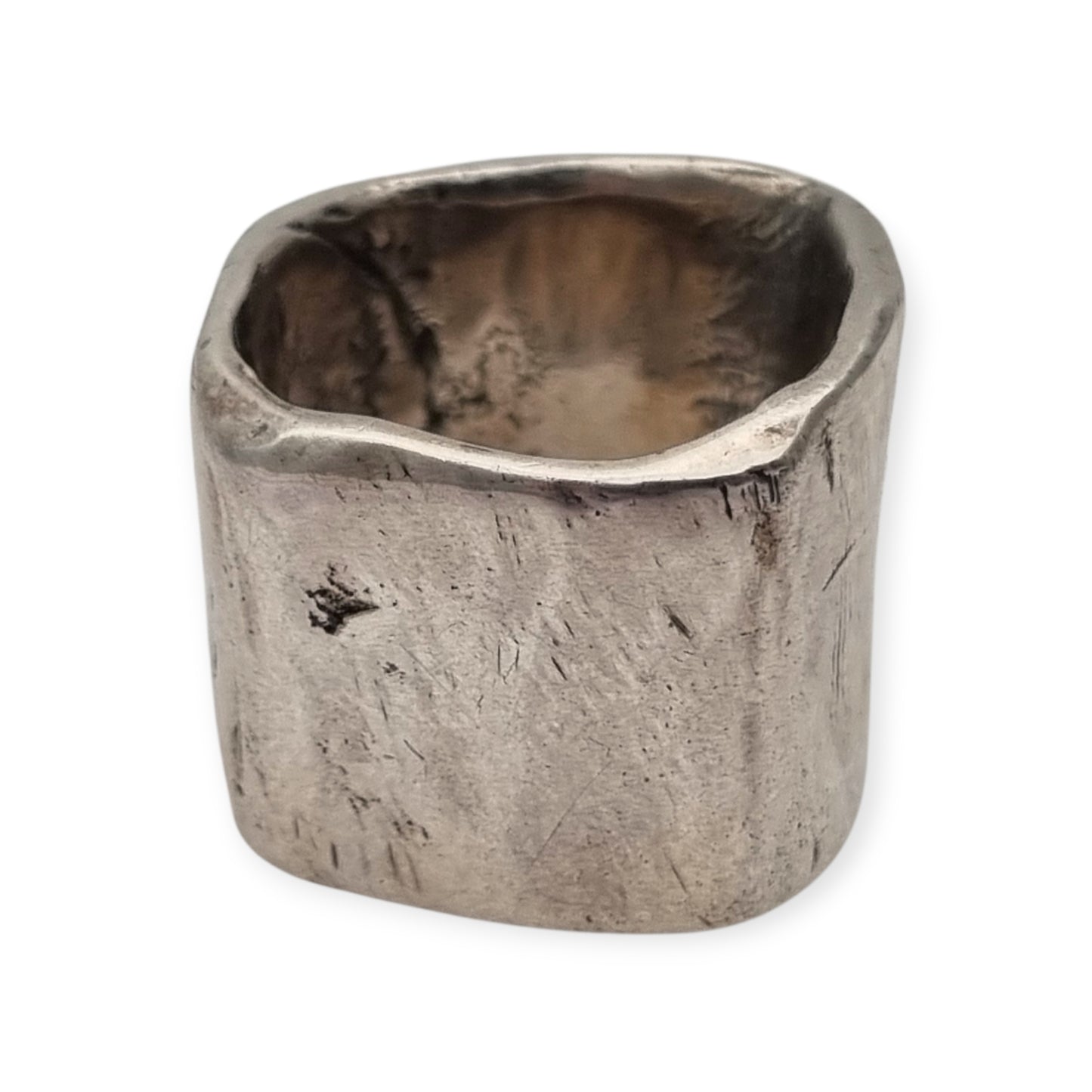 Anillo brutalista de plata Plata Purabanda ancha de diseño escultórico y orgánico, siglo XX