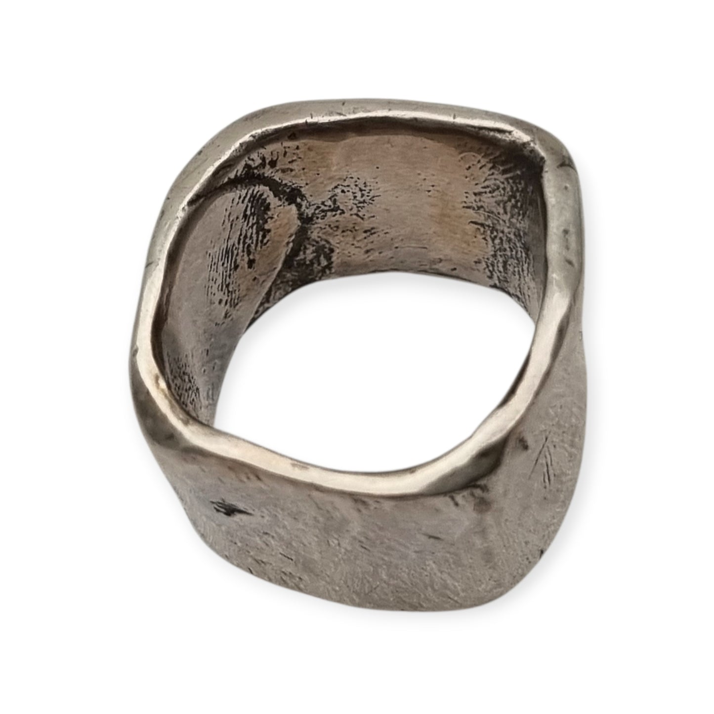 Anillo brutalista de plata Plata Purabanda ancha de diseño escultórico y orgánico, siglo XX