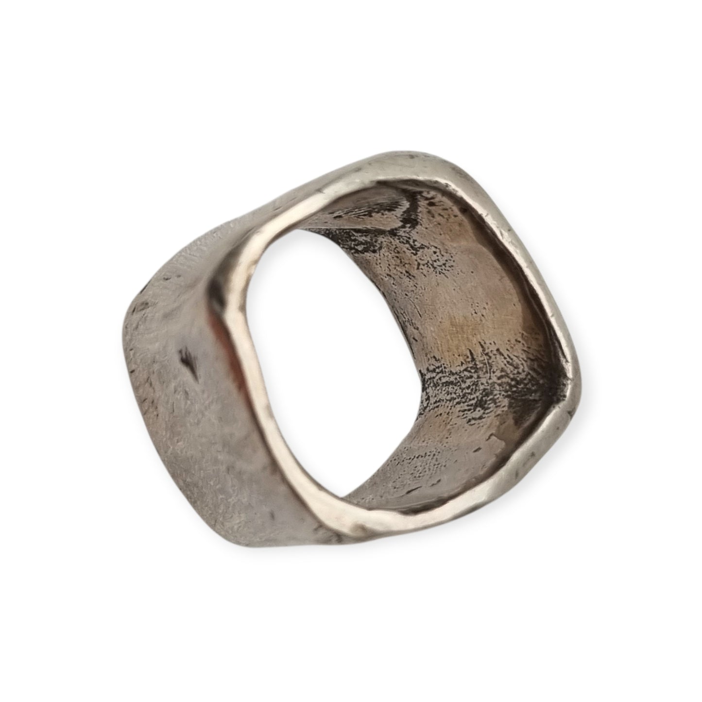 Anillo brutalista de plata Plata Purabanda ancha de diseño escultórico y orgánico, siglo XX