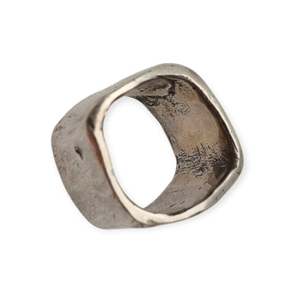 Anillo brutalista de plata Plata Purabanda ancha de diseño escultórico y orgánico, siglo XX