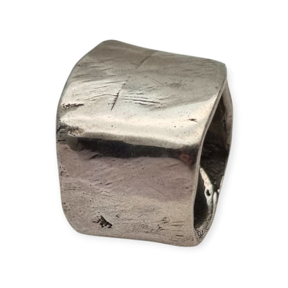 Anillo brutalista de plata Plata Purabanda ancha de diseño escultórico y orgánico, siglo XX