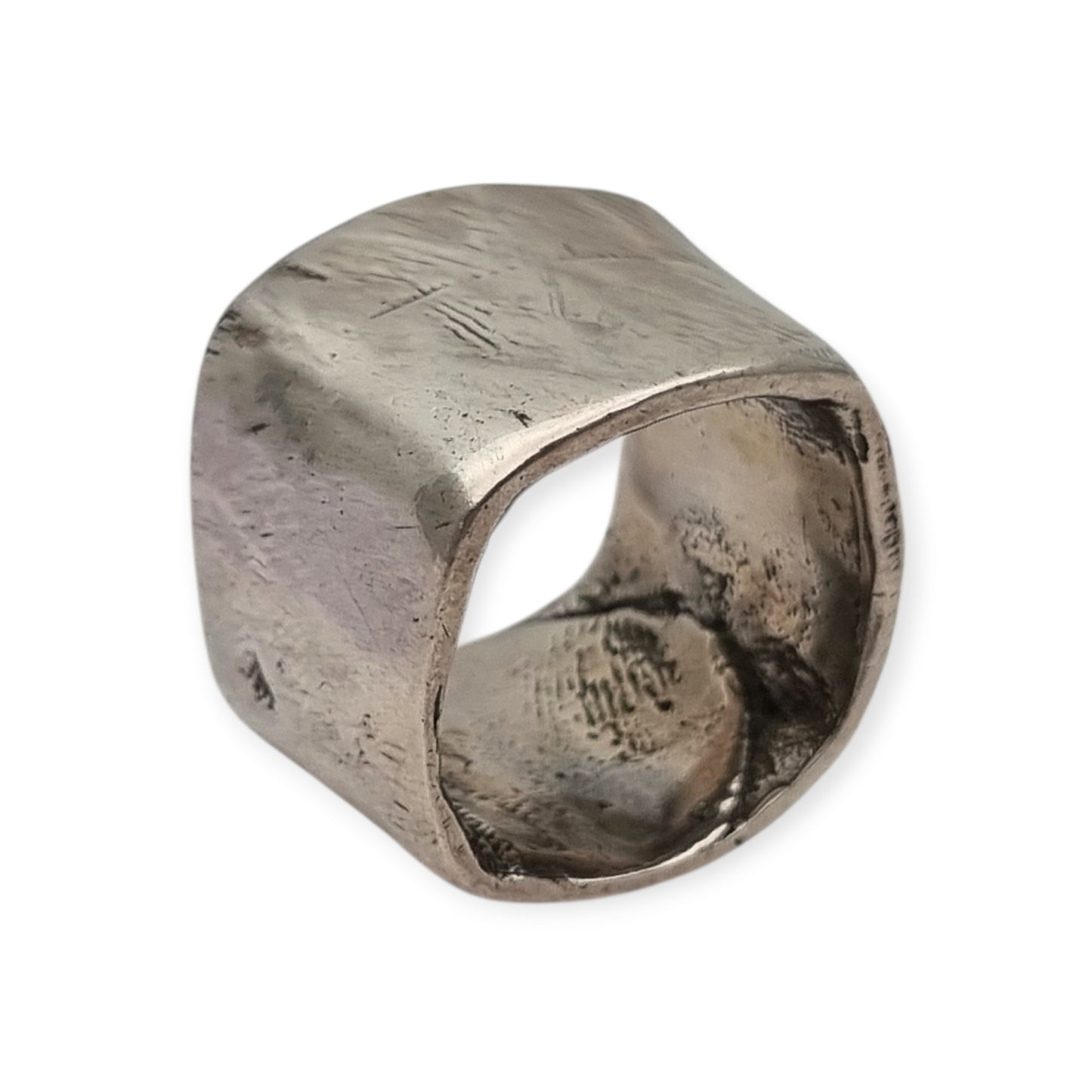 Anillo brutalista de plata Plata Purabanda ancha de diseño escultórico y orgánico, siglo XX