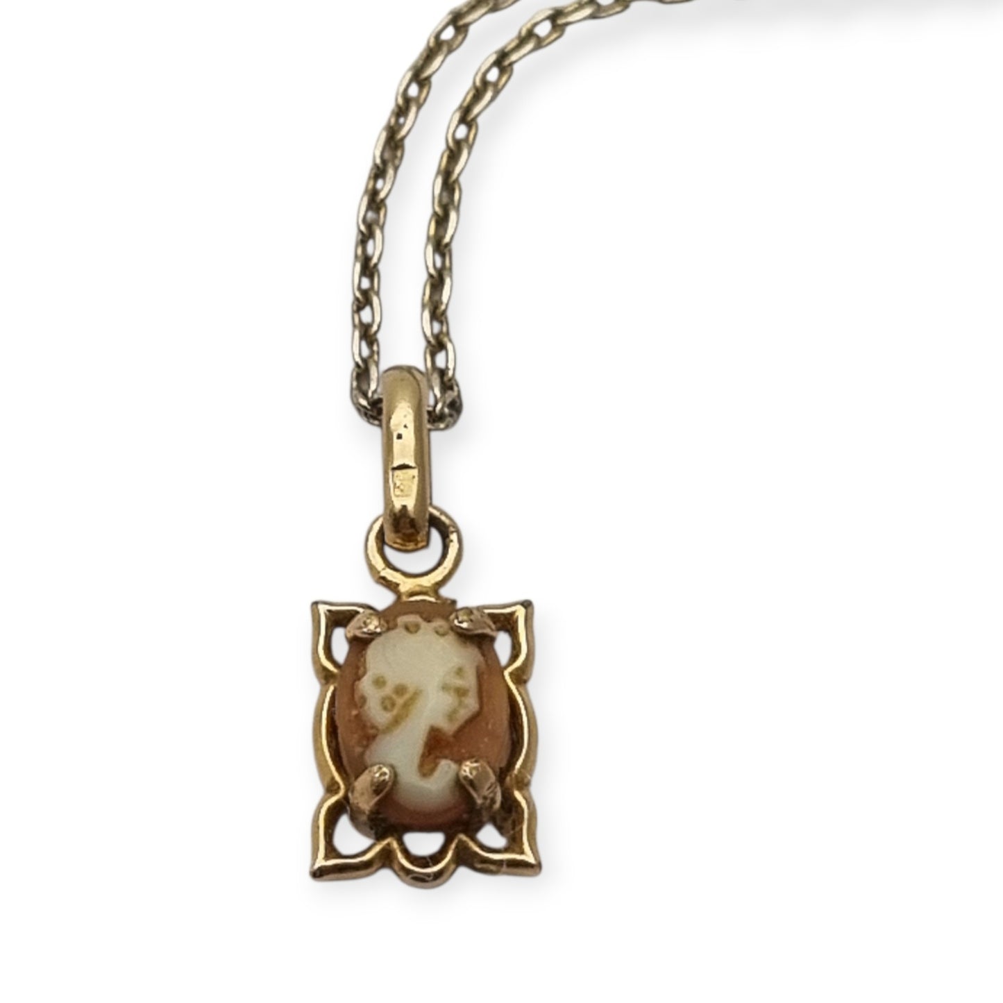 Shell cameo pendant and 925 silver chain, Europe, 20th century