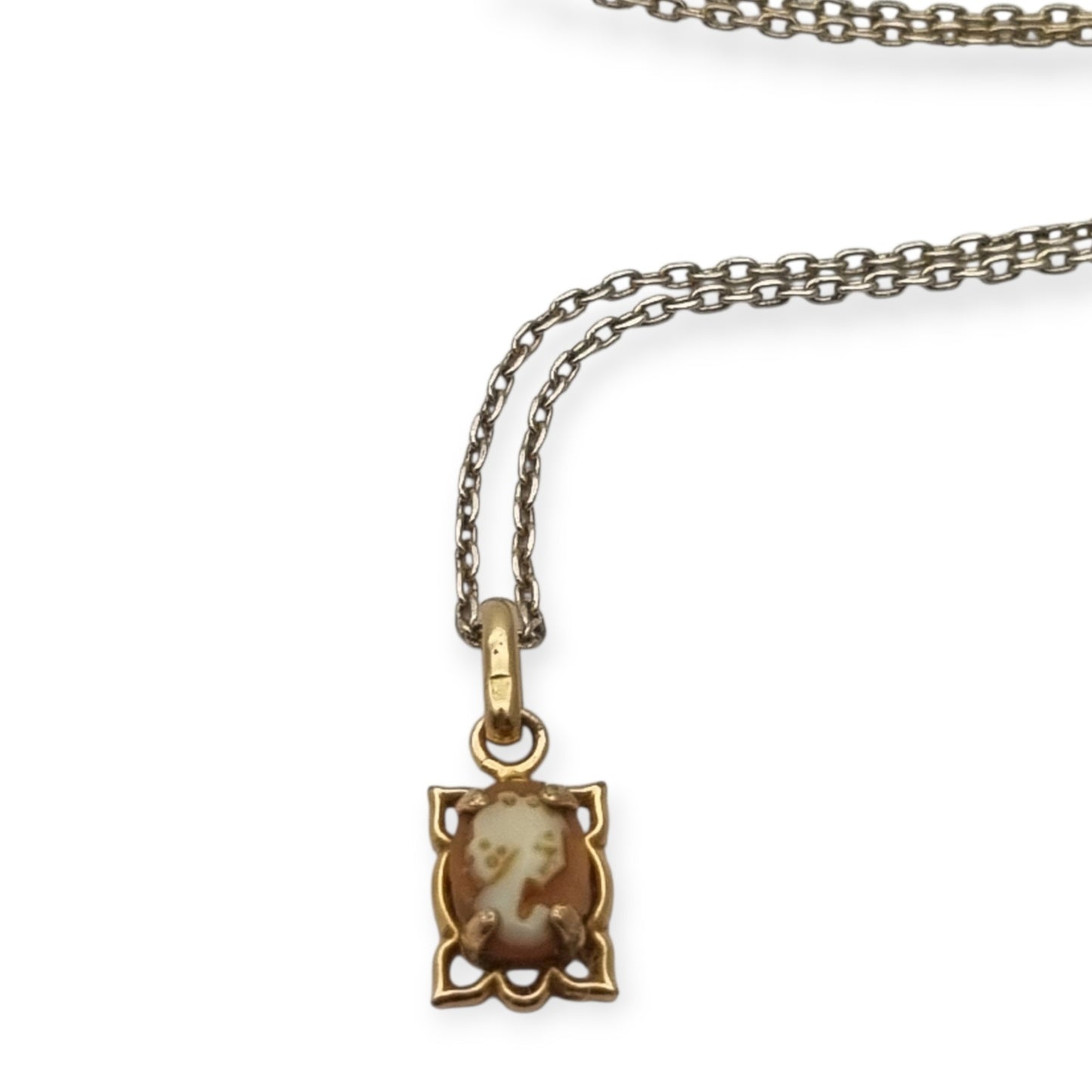 Shell cameo pendant and 925 silver chain, Europe, 20th century