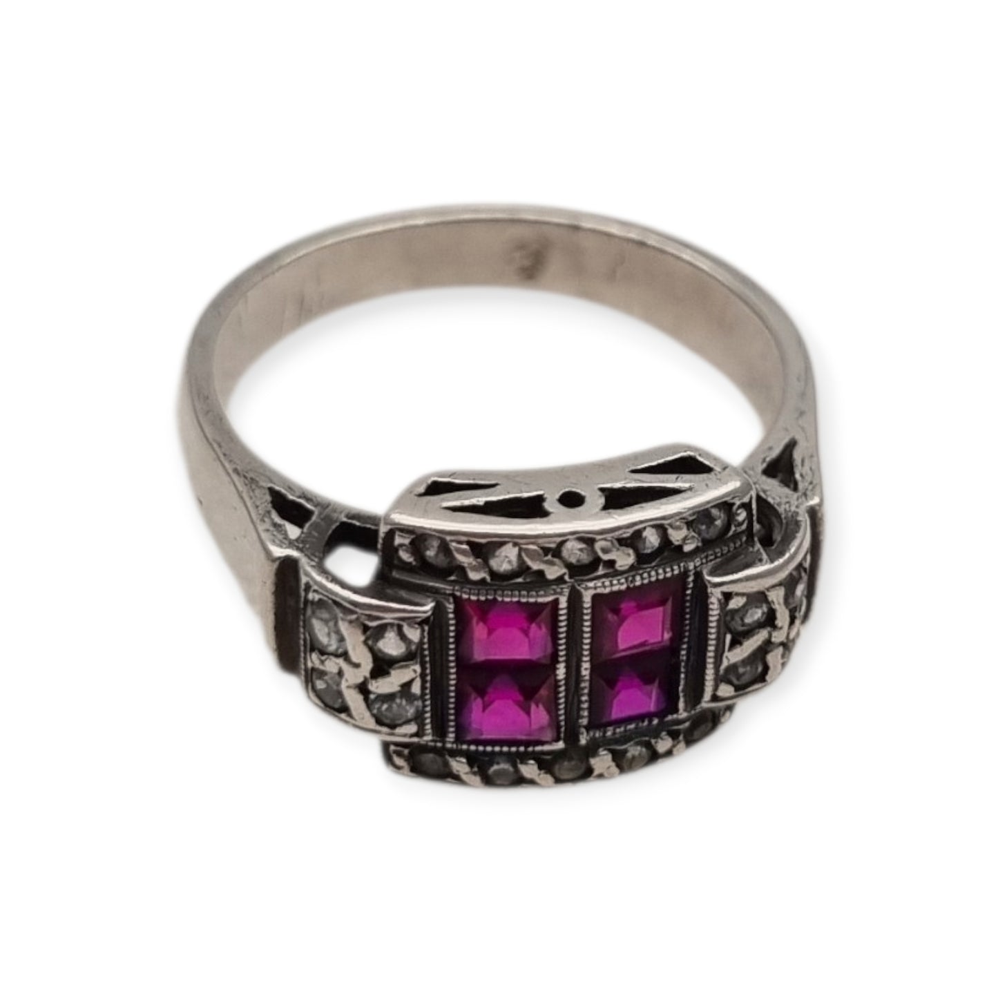 Anillo Art Déco francés de plata con rubí y pedrería blanca, circa 1930.