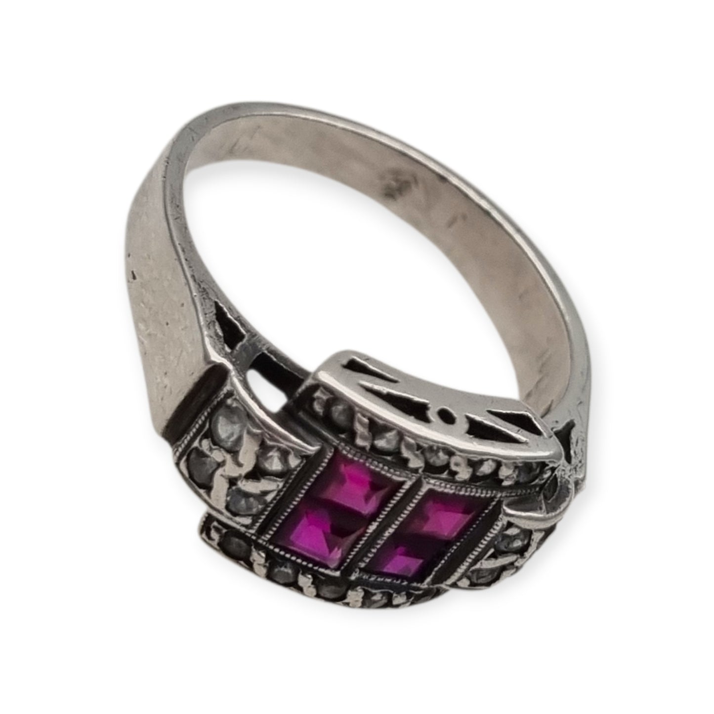 Anillo Art Déco francés de plata con rubí y pedrería blanca, circa 1930.