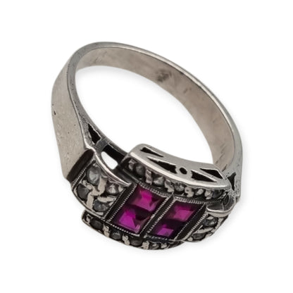Anillo Art Déco francés de plata con rubí y pedrería blanca, circa 1930.