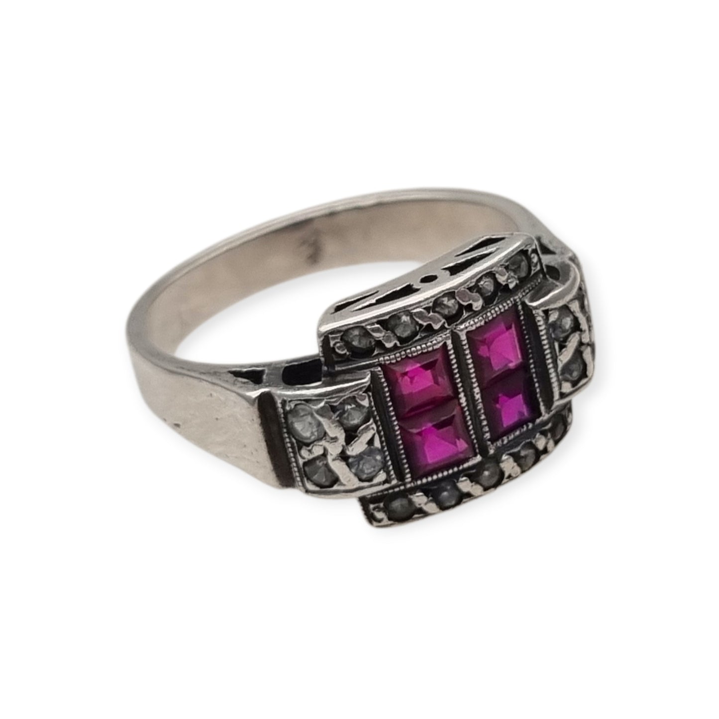 Anillo Art Déco francés de plata con rubí y pedrería blanca, circa 1930.