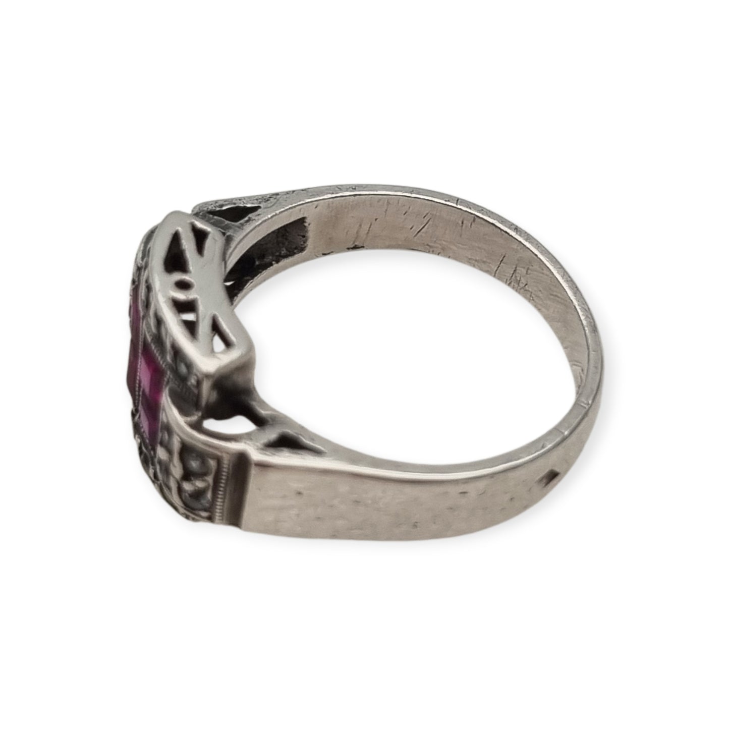 Anillo Art Déco francés de plata con rubí y pedrería blanca, circa 1930.