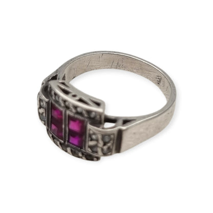 Anillo Art Déco francés de plata con rubí y pedrería blanca, circa 1930.