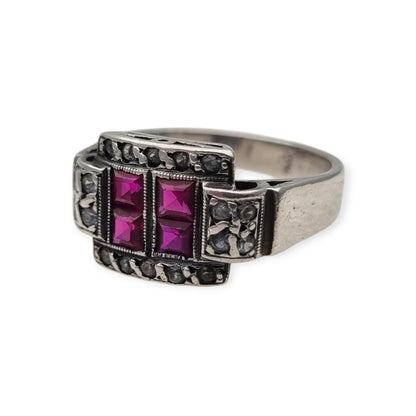 Anillo Art Déco francés de plata con rubí y pedrería blanca, circa 1930.