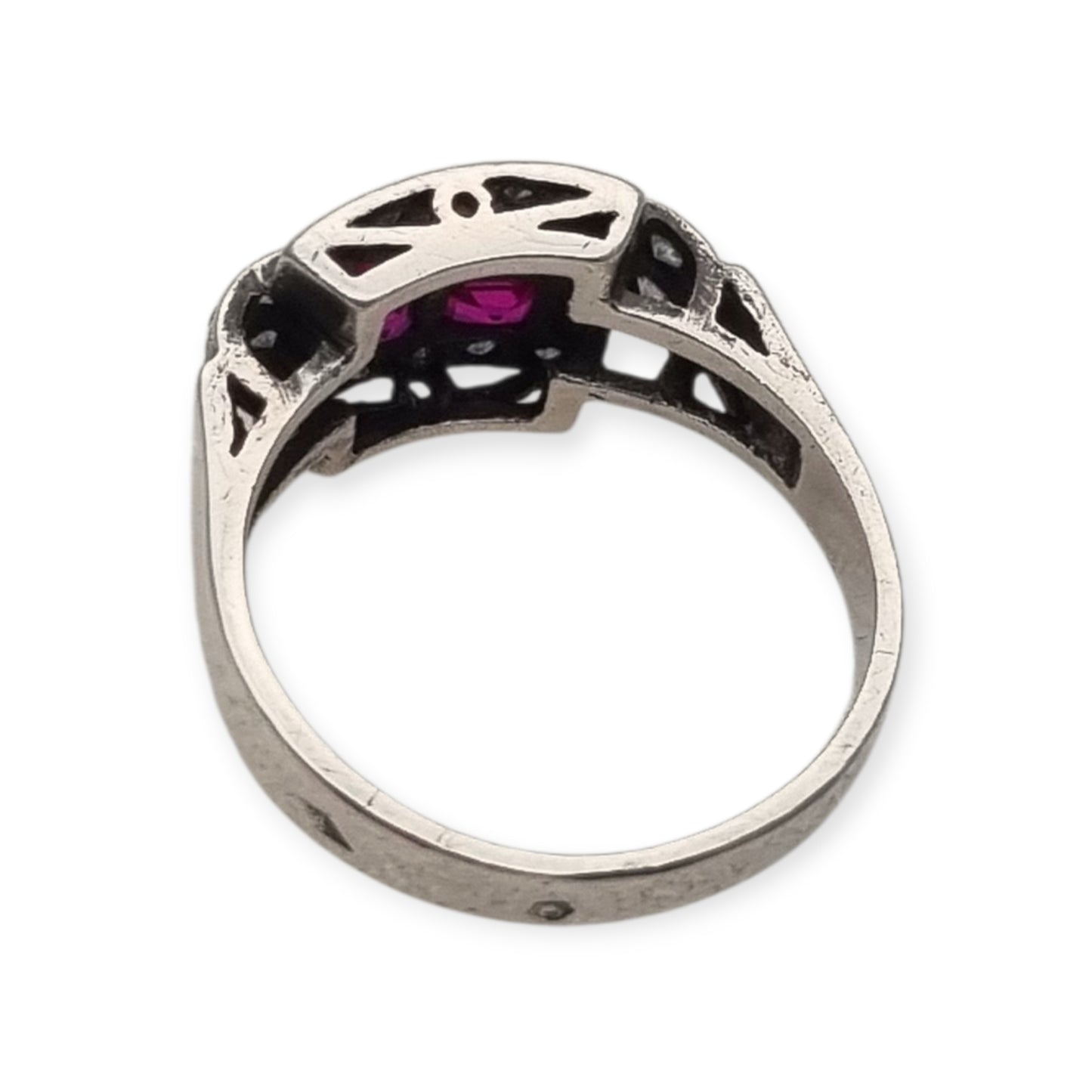 Anillo Art Déco francés de plata con rubí y pedrería blanca, circa 1930.