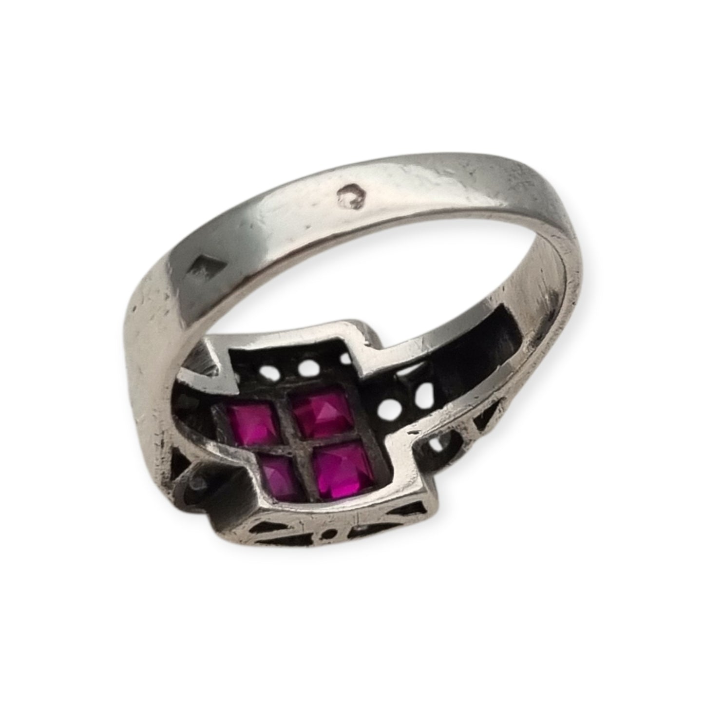 Anillo Art Déco francés de plata con rubí y pedrería blanca, circa 1930.