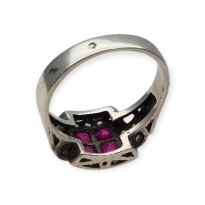 Anillo Art Déco francés de plata con rubí y pedrería blanca, circa 1930.