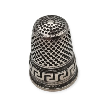 Dedal de plata europeo con decoración de greca geométrica y cartela lisa circa 1960
