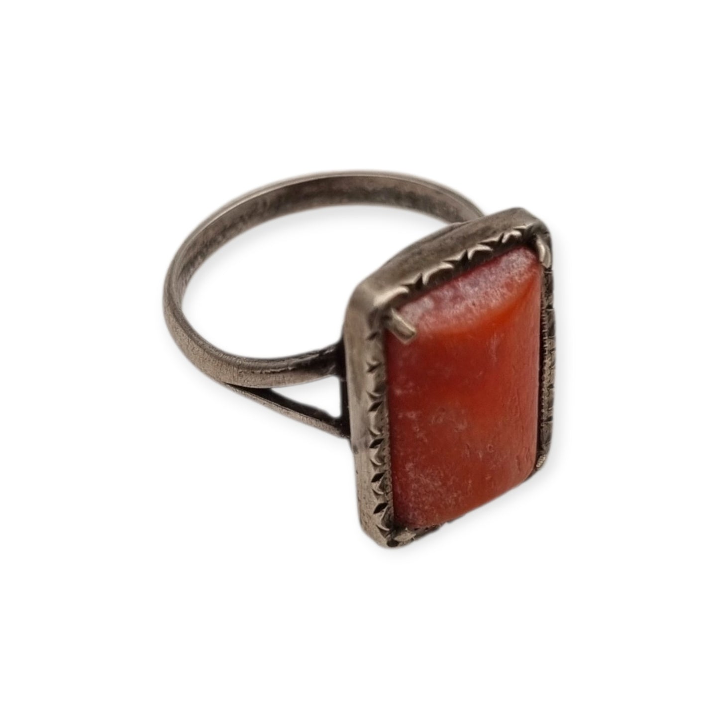 Anillo Art Déco de plata 800 Italia y coral natural, circa 1950-1960, diseño geométrico