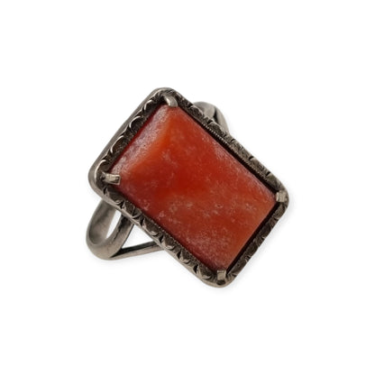 Anillo Art Déco de plata 800 Italia y coral natural, circa 1950-1960, diseño geométrico