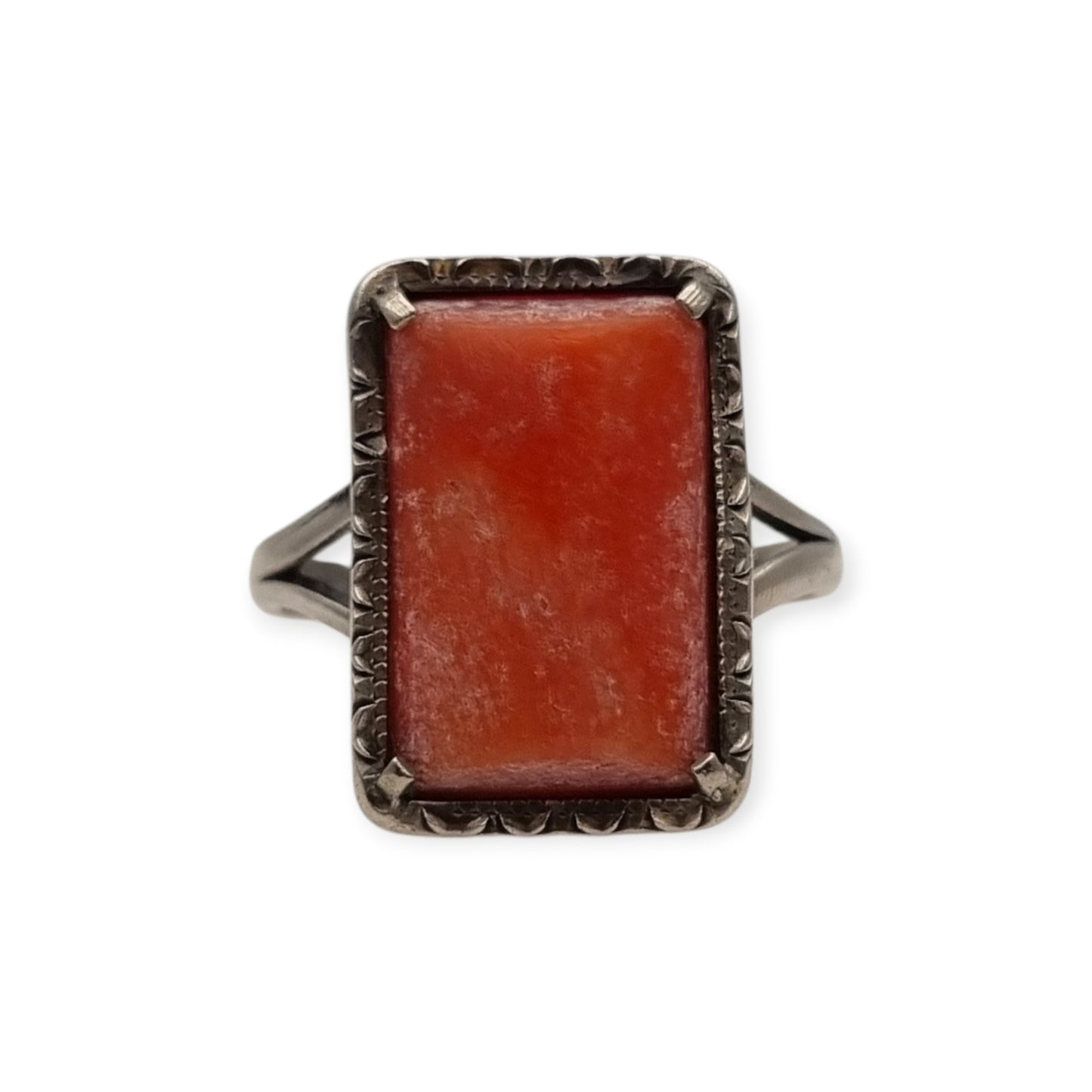 Anillo Art Déco de plata 800 Italia y coral natural, circa 1950-1960, diseño geométrico