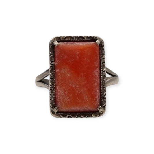 Anillo Art Déco de plata 800 Italia y coral natural, circa 1950-1960, diseño geométrico
