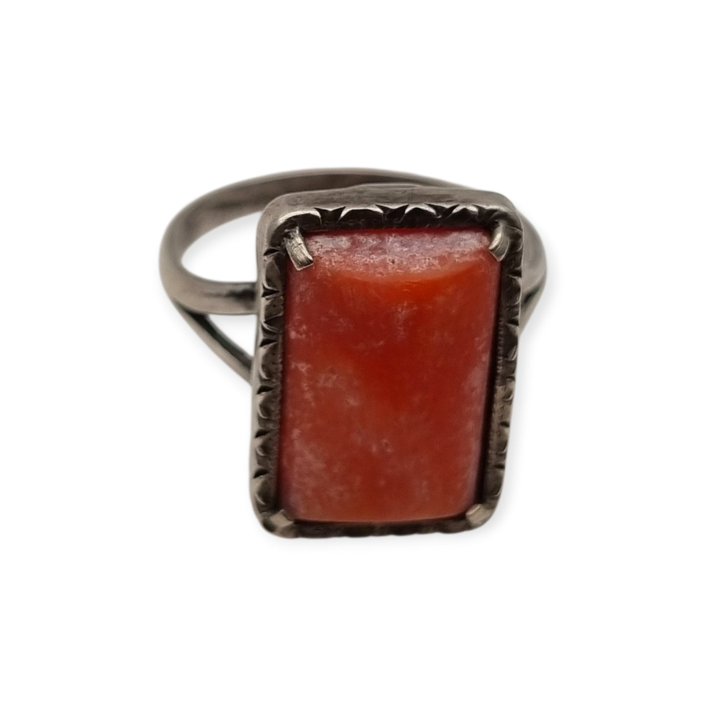 Anillo Art Déco de plata 800 Italia y coral natural, circa 1950-1960, diseño geométrico