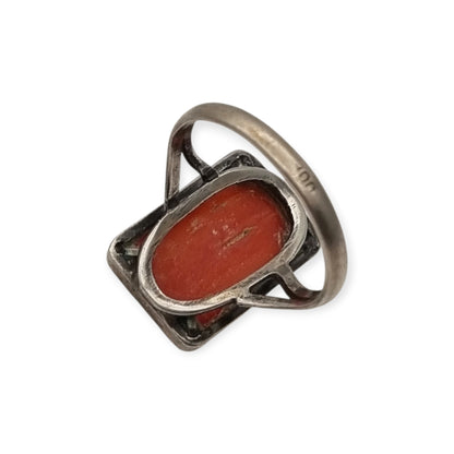 Anillo Art Déco de plata 800 Italia y coral natural, circa 1950-1960, diseño geométrico
