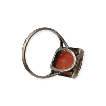 Anillo Art Déco de plata 800 Italia y coral natural, circa 1950-1960, diseño geométrico