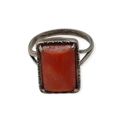 Anillo Art Déco de plata 800 Italia y coral natural, circa 1950-1960, diseño geométrico