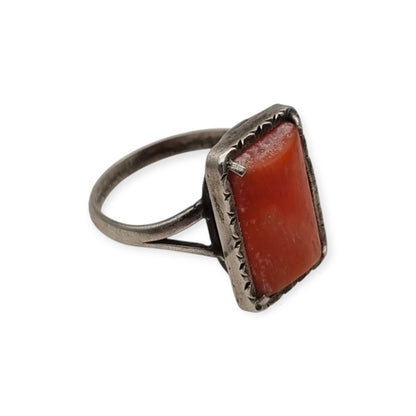 Anillo Art Déco de plata 800 Italia y coral natural, circa 1950-1960, diseño geométrico