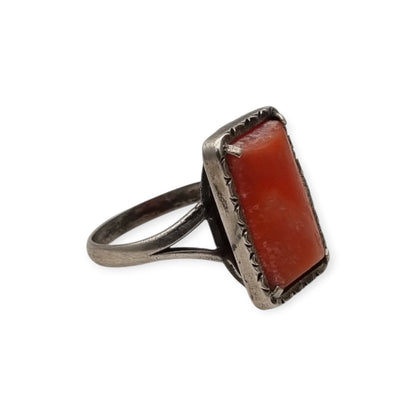 Anillo Art Déco de plata 800 Italia y coral natural, circa 1950-1960, diseño geométrico