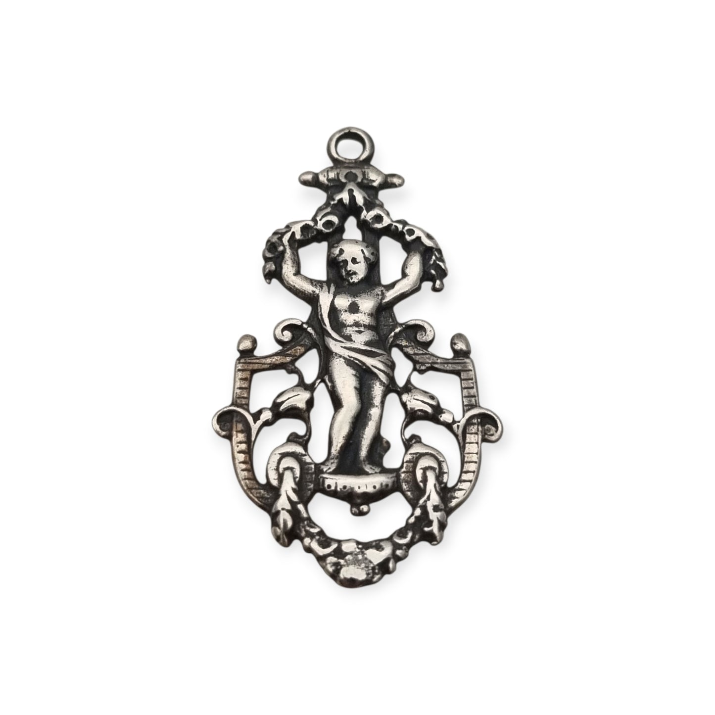 Colgante putto en plata 925 calada, inspiración neobarroca, manufactura contemporánea