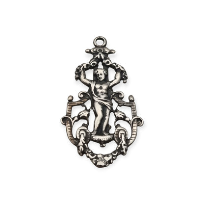 Colgante putto en plata 925 calada, inspiración neobarroca, manufactura contemporánea