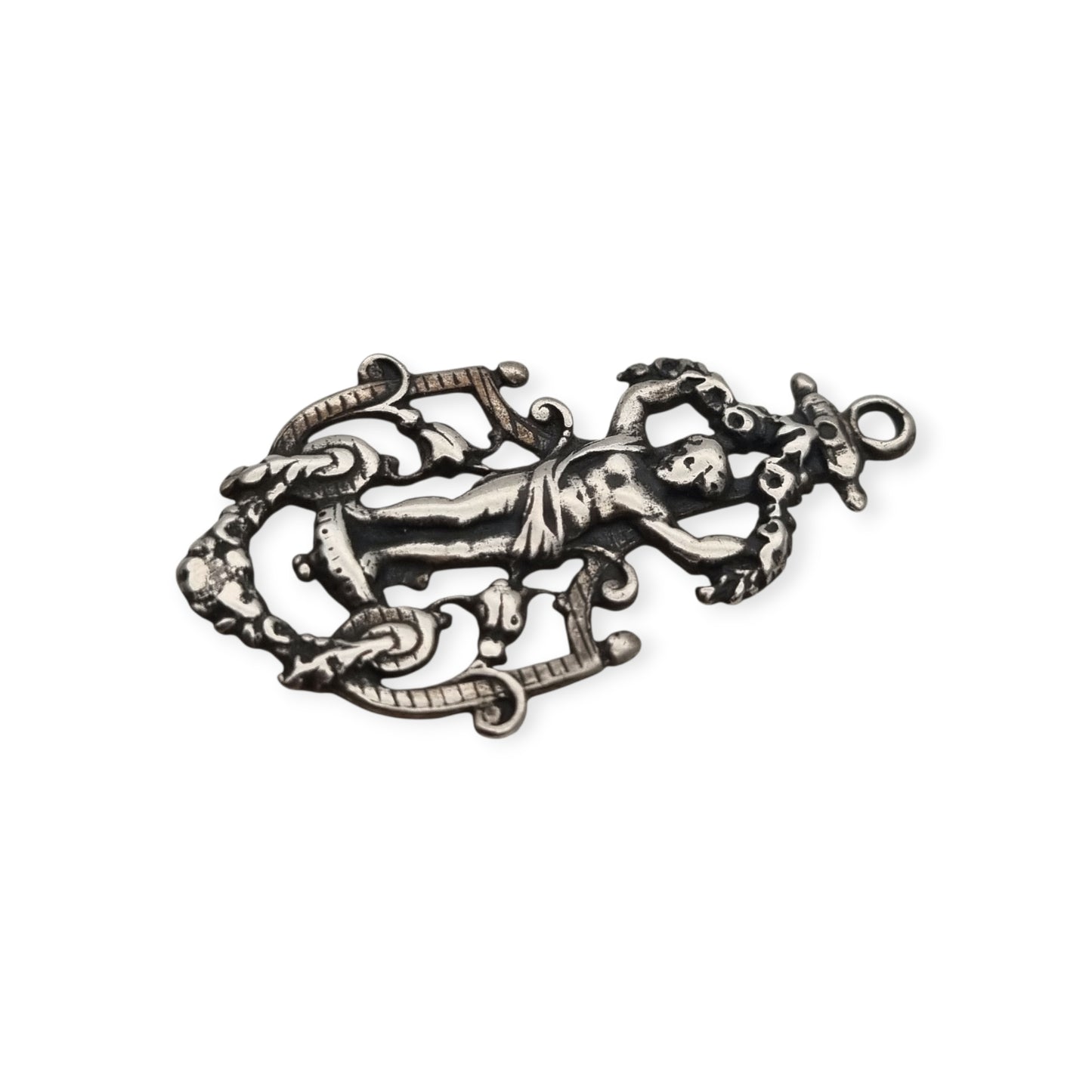 Colgante putto en plata 925 calada, inspiración neobarroca, manufactura contemporánea
