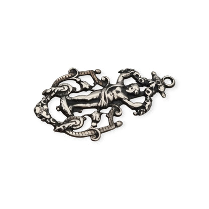 Colgante putto en plata 925 calada, inspiración neobarroca, manufactura contemporánea